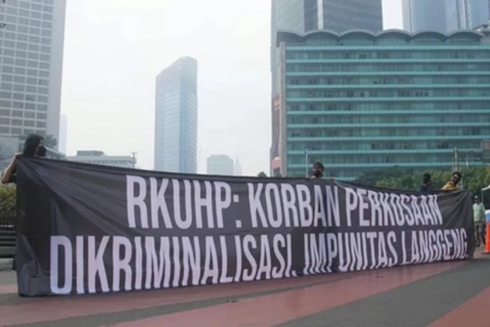 Aliansi Nasional Reformasi Bentangkan Spanduk Menolak Pengesahan RKUHP, Pakar Hukum Tata Negara: 'Prosesnya Cacat Formil'