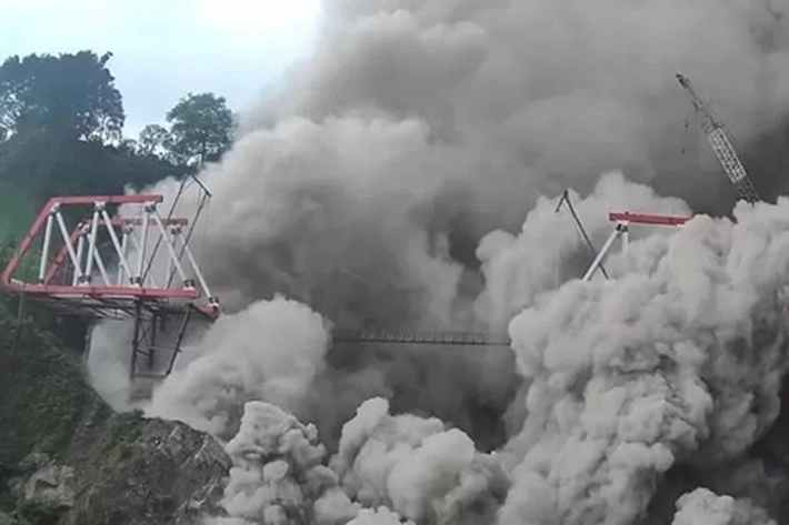 Gunung Semeru Meletus Memunculkan Risiko Guguran Awan Panas dan Lahar, 'yang Hampir 2.000 Warga Mengungsi'