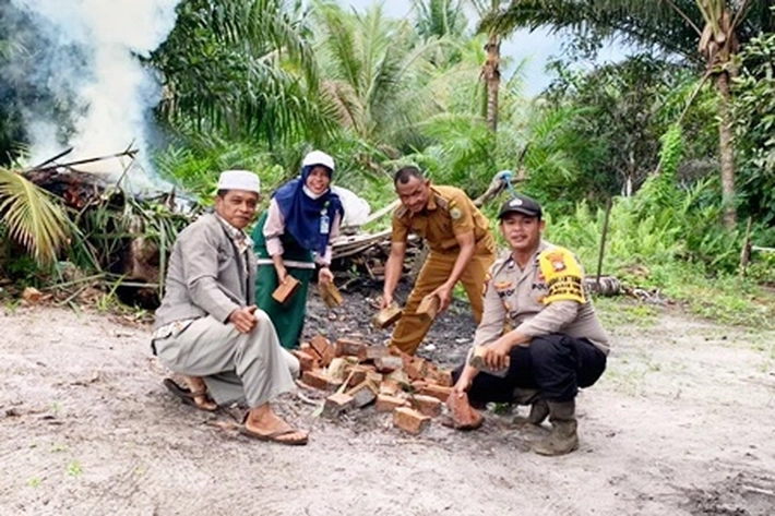 Bhabinkamtibmas dan Perangkat Desa Marok Kecil Bersih-bersih, 'Ciptakan Lingkungan Bebas Sampah dan Genangan Air'