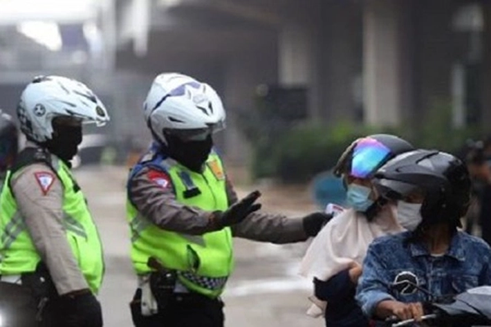 Polisi Pasang Mobil Samaran di Simpang Traffic Light, 'juga Cari Kenderaan Pakai Knalpot Brong yang Membisingkan'