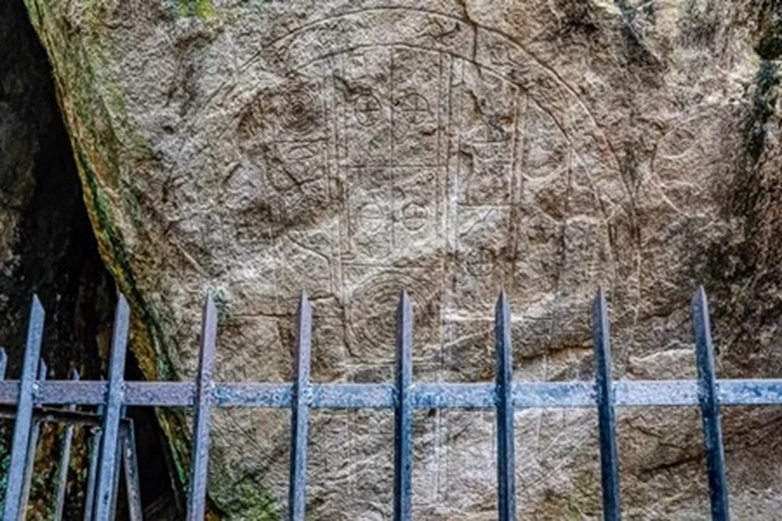 Ukiran Batu Tulis yang Ada Sejak Ribuan Tahun Merupakan 'Pintu Menuju Alam Semesta'