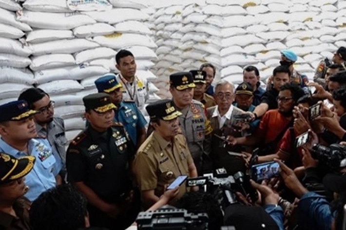 Gubernur Syamsuar Kunjungi dan Cek Gudang Bulog, 'Terlihat Ketersediaan Beras Aman 3 Bulan Kedepan'
