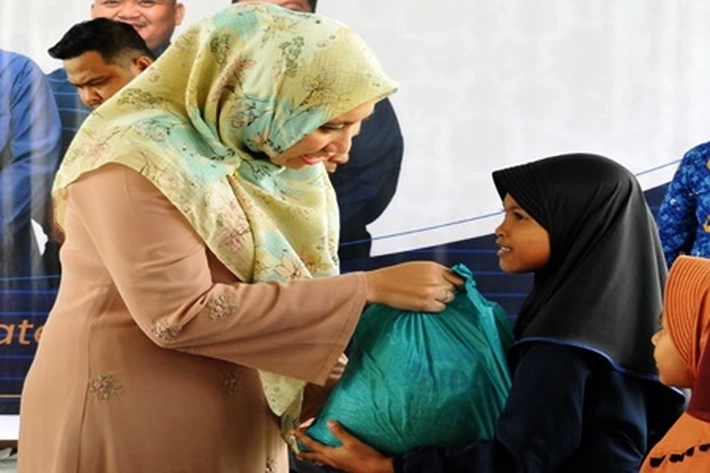 Awal Tahun 2023, Bupati Rezita Meylani Yopi Santuni 190 Anak Yatim Piatu
