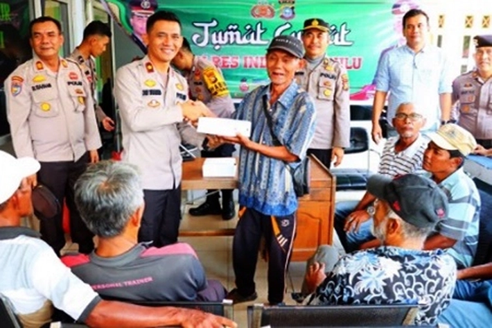 Polres Inhu Berbagi Berkah Hingga Tukang Becak, Pedagang Pasar, Jukir dan Janda Pengasuh Yatim Piatu