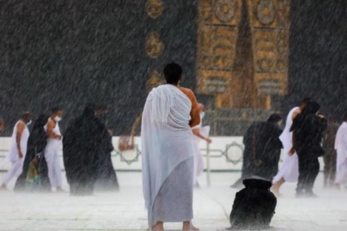 Hujan deras guyur Ka’bah, 'Tapi tak Patahkan Semangat Jamaah Bertawaf'