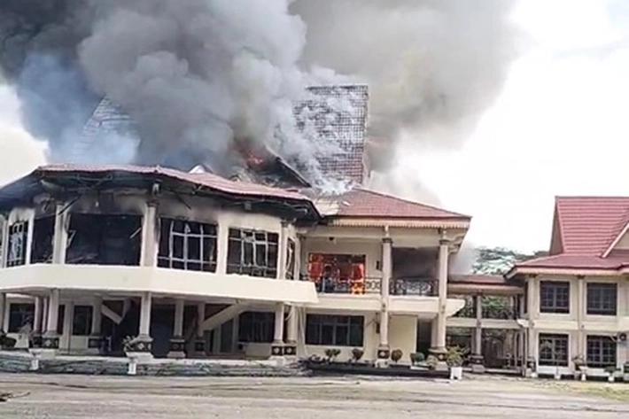 Kantor DPRD Inhu Terbakar, 'juga Merembet Hingga ke Lantai Dua'