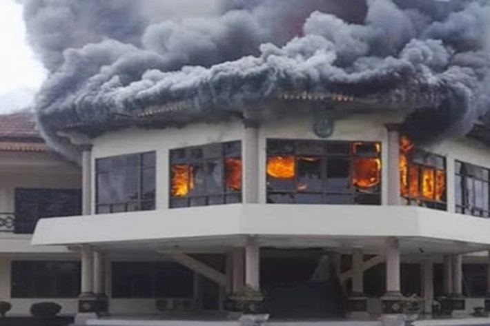 Polisi Masih Selidiki Penyebab Kebakaran Gedung DPRD Inhu, 'Tetapi Sejumlah Politisi Curiga ada Kaitan Kasus DPG'