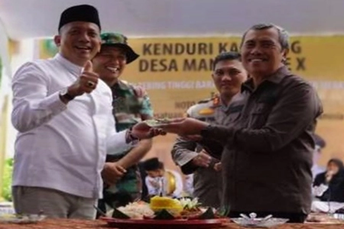 Bupati Adil dan Gubernur Syamsuar Saling Bermaafan, 'untuk Menjalin Kembali Hubungan yang Hampir Retak'