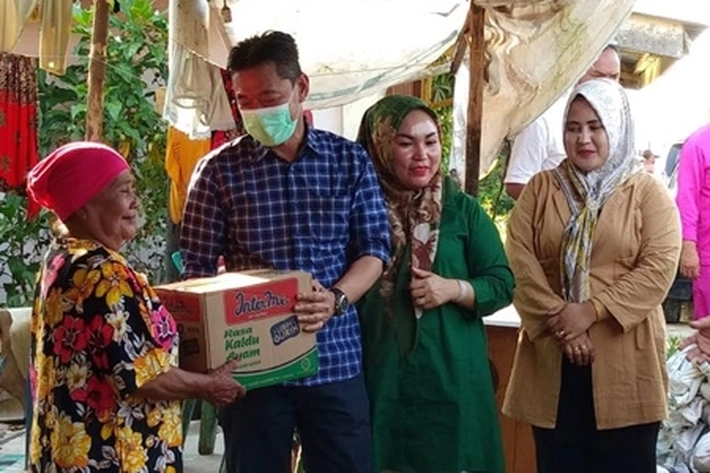Kepedulian Bupati Afrizal Sintong pada Warga Terdampak Banjir dengan Bantu Sembako