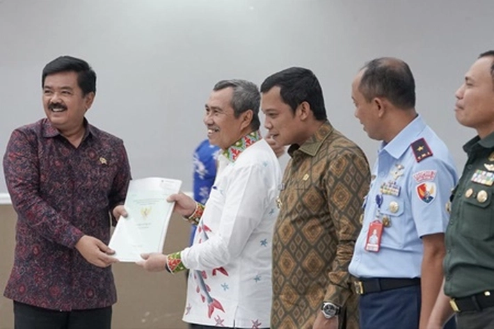 Menteri ATR/BPN Serahkan Sertifikat Tanah Hasil Konsolidasi Pemprov Riau