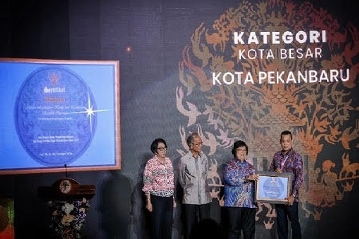 Pj Walikota Muflihun Menerima Sertifikat Adipura dari Kementerian Lingkungan Hidup dan Kehutanan