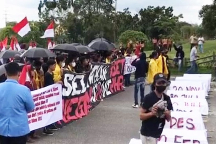 Ratusan Mahasiswa AMPR Unjuk Rasa Buntut Tewasnya 11 Pekerja Dilingkungan PHR, 'mereka juga Susun Replika Keranda Mayat'