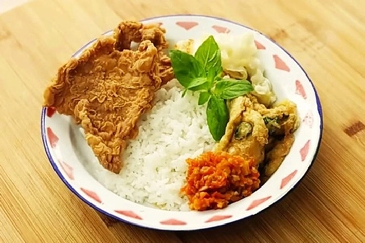 Nasi Kulit Ayam Krispi Sambal Gledek Terasa Gurih, 'dengan Tambahan Telur Dadar dan Kol Goreng' 