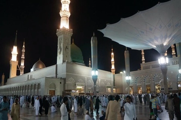 Arab Saudi Pasang Pembatas Kaca di Masjid, 'demi Menghemat Listrik Diseluruh Negeri'