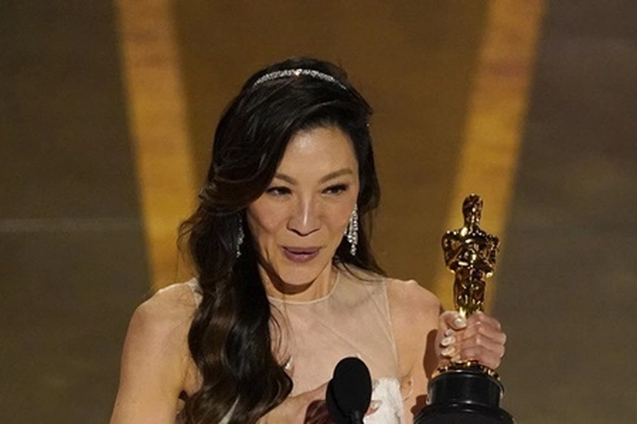 Michelle Yeoh jadi Perempuan Asia Pertama Pemenang 'Aktris Terbaik' yang dapat Piala Oscar 2023