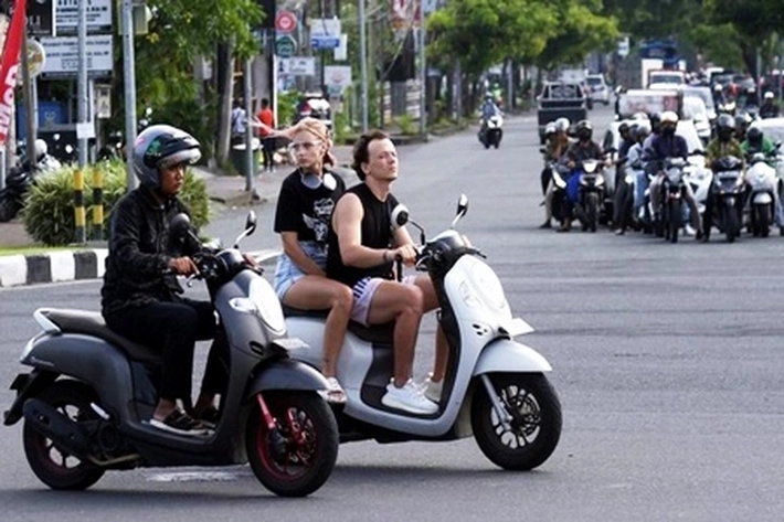 Gubernur Bali Berang Ancam Cabut Visa Turis Asing, Pengamat: akan Merugikan Pemilik Usaha yang Sedang Bangkit dari Pandemi'