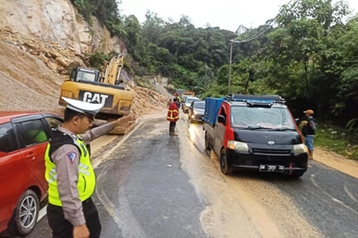 Jalan Lintas Riau-Sumbar jadi Lumpuh Diterjang Longsor, 'Lokasi Jalur Jalan Dibuat Buka Tutup se Arah'