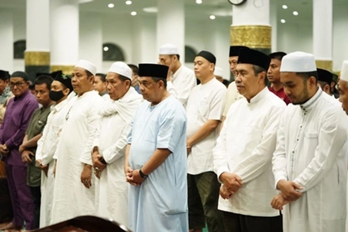 Awal Ramadan 1444 H, Gubri dan Wagubri Salat Tarawih di Masjid Raya Annur Riau