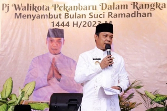 Pj Walikota Muflihun Safari Ramadan di Masjid Raya Pekanbaru, 'dengan Pakaian Putih Hitam'