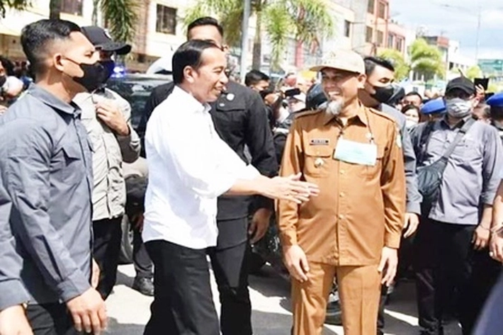 Wako Paisal Serahkan Proposal Usulan Pelepasan Lahan Konsesi ke Presiden Jokowi