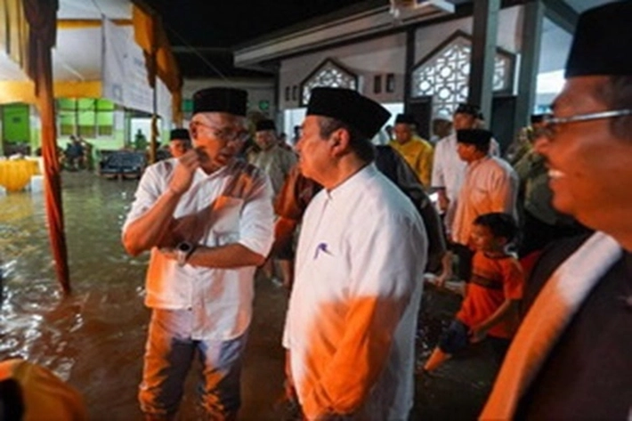 Safari Ramadan Gubernur Syamsuar Hadapi Banjir, 'yang Menggenangi Halaman Masjid Nurul Yaqin'