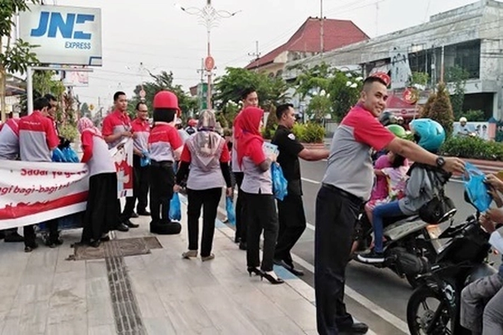 JNE Expres Berbagi Keberkahan di Ramadhan, 'Termasuk Gratiskan Biaya Ongkir dan Bagi Takjil'