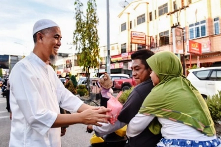 Di Hari Ramadhan, Wako H. Paisal Turun ke Jalan Bagikan Takjil Milik Pedagang