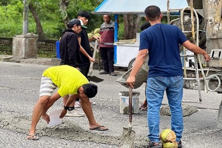 Sejumlah Pemuda tak Sabaran Melihat Jalan Rusak, 'yang Diperbaiki dengan Uang Pribadi'