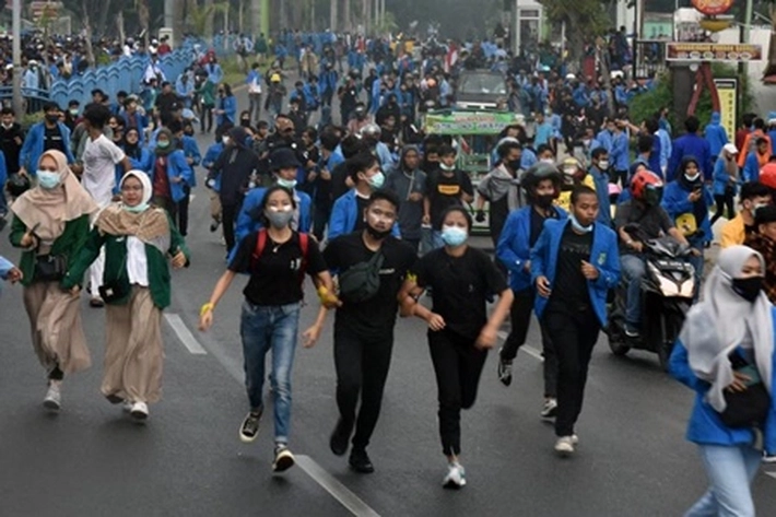 Massa Mahasiswa Tolak UU Cipta Kerja di Depan Kantor DPRD Riau