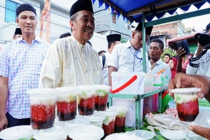 Gubernur Syamsuar Ikut Berburu Takjil di Safari Ramadan, 'juga Tak Lupa Salurkan Bantuan ke Masjid'