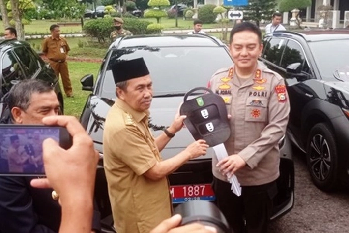 Gubernur Syamsuar Mulai Gunakan Mobil Listrik, 'Tapi Jatah untuk OPD Dilingkungan Pemprov Masih Ditangguhkan'