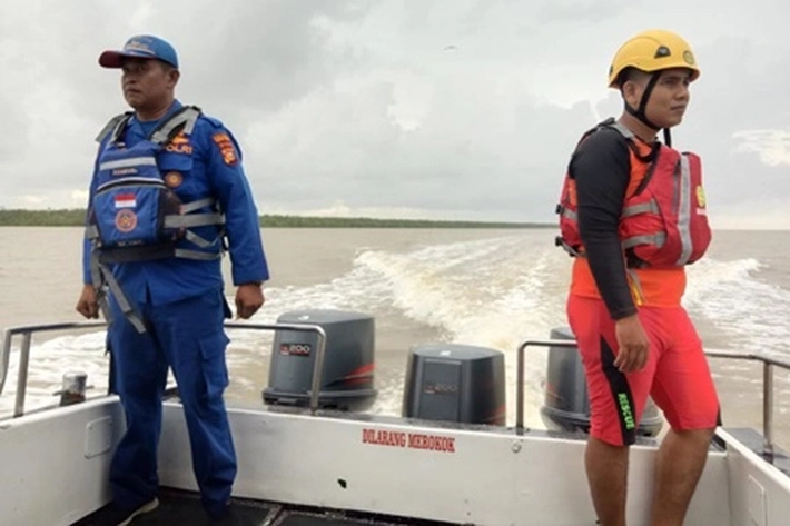 Basarnas Sisir Perairan Sungai Nyamuk Rohil Cari Nelayan Hilang Saat Menangkap Ikan