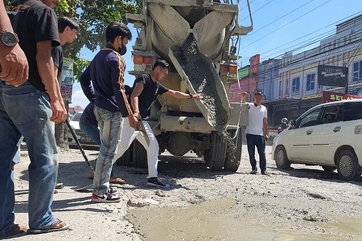 Walau Sudah Kena Teror, Bambang Kembali Cor Jalan Rusak Pakai Uang Pribadi