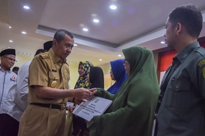 Gubernur Syamsuar Secara Simbolis Serahkan Paket Bantuan 'Kadir' untuk 200 Dai Riau di Masjid Raya Annur