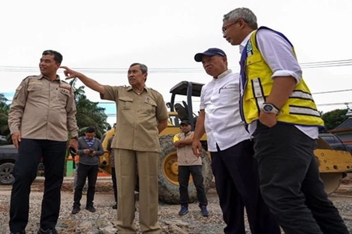 Gubernur Syamsuar Tinjau Jalan Lintas Inhu-Inhil Diperbaiki, 'karena Banyak Rusak Dihantam Truk Tonase Berat'