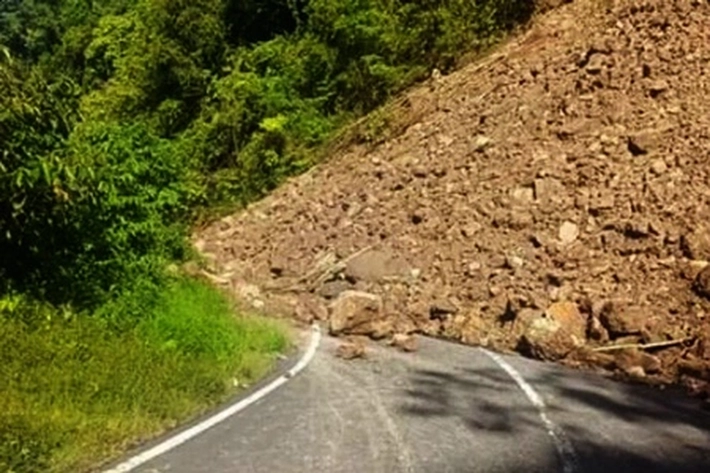 Jalur Riau-Sumbar Tertimbun Longsor, 'Akibat Intensitas Curah Hujan yang Tinggi'