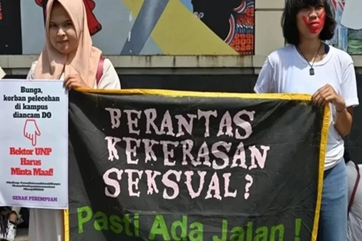 Dua Perempuan Disebuah Kafe Sumbar Ditelanjangi dan Diceburkan ke Laut, 'yang Sudah Merendahkan Martabat dan Tidak Manusiawi'