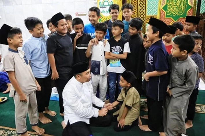 Gubernur Syamsuar Safari Ramadan Salurkan 1000 Paket Santunan Idul Fitri, 'yang tak Luput Memanfaatkan Waktu Bercengkrama dengan Generasi Penerus'