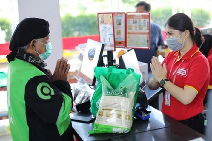 Telkomsel Bagikan Paket Sembako untuk 250 Pengemudi Gojek, 'dengan Katagori Rutin Beli Paket Internet Swadaya'