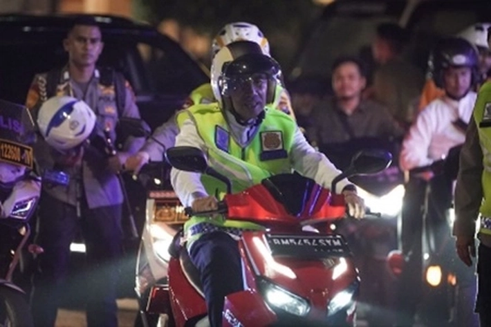 Gubernur Syamsuar Naik Motor Listrik Pantau Malam Takbiran Menuju Pos Pengamanan Lebaran