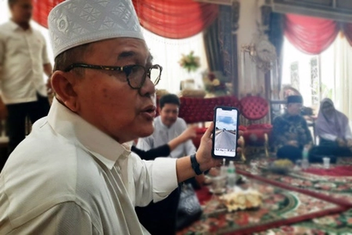 Usai Salat Id di Pekanbaru Mantan Gubernur Riau HM Rusli Zainal jadi Rebutan Foto