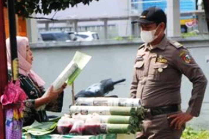 Satpol PP Pekanbaru Sapu Bersih PKL di Trotoar, 'untuk Tertibkan Meja Pedagang yang Berserak di Pinggir Jalan' 
