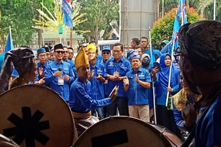 Saat Daftar Bacaleg, Parpol di Riau Budayakan Persatuan, 'dengan Kompak Tampilkan Seni Rakyat'