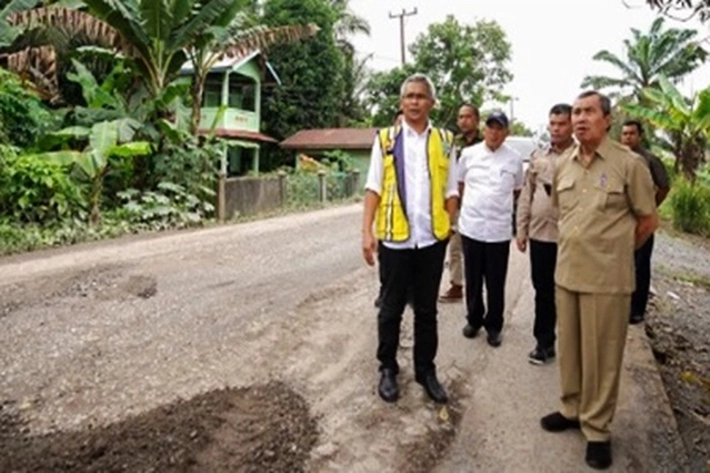 Banyak Jalan Rusak di Riau, 'yang Kondisinya Terparah Kedua di Indonesia'