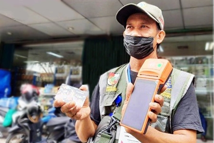 Juru Parkir Gunakan Mesin EDC, 'untuk Alat Bayar Non Tunai di Ruas Jalan Protokol'