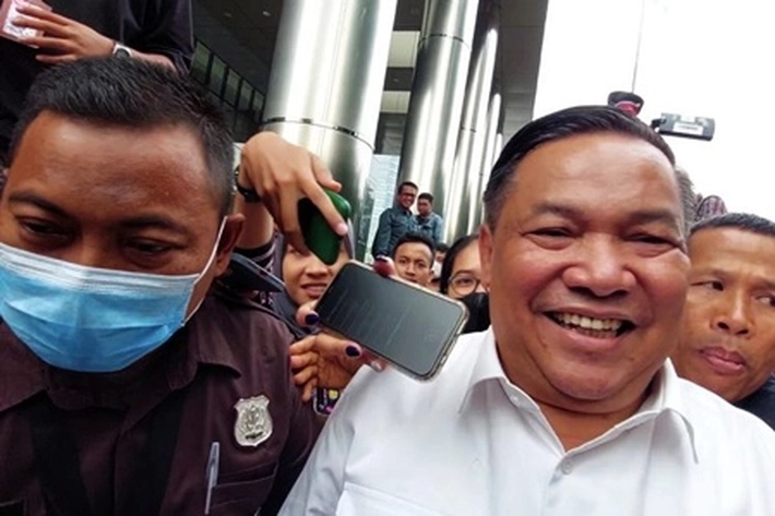 Sekda Riau SF Hariyanto Tersenyum Saat Dicecar Kejanggalan Hartanya, 'yang Kelihatan Hanya Barisan Giginya'