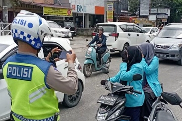 Cara Kerja Polantas dalam Penindakan Gunakan Tilang ETLE Mobile Handle