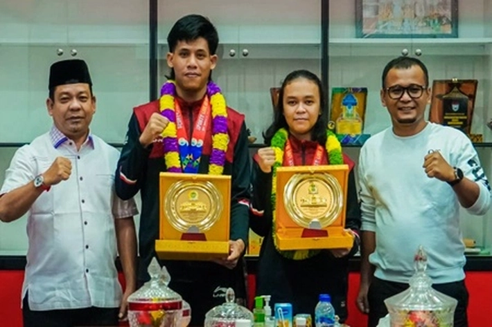 Muhammad Hafiz dan Wan Annisa Disambut Kalung Bunga di Riau, 'karena Sudah Sumbang Medali Emas di SEA Games Kamboja'