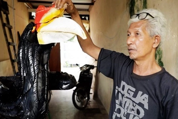 Supriatna Daur Ulang Tumpukan Ban Bekas Ditempat Pembuangan Sampah, 'untuk Dijadikan Replika Hewan'