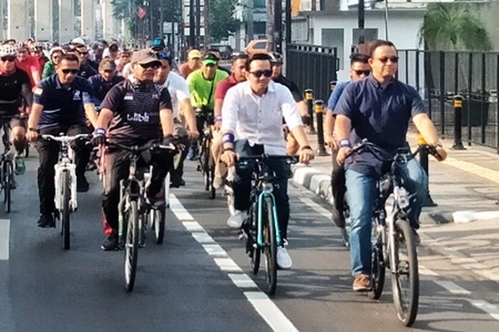 Mantan Gubernur DKI Jakarta Anies Baswedan Naik Sepeda Hadiri Acara Formula E 2023